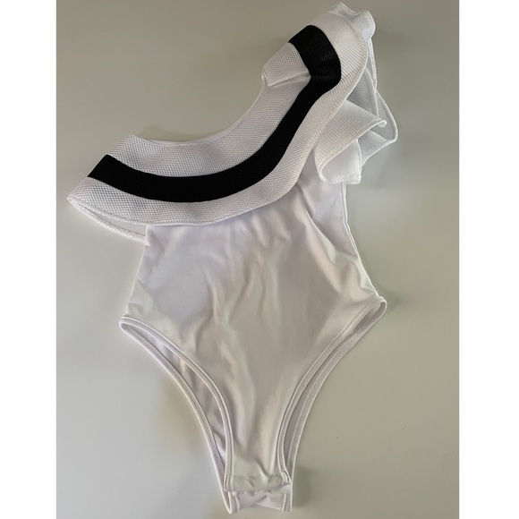 One Shoulder Ruffle Bodysuit - Picture 3 of 7